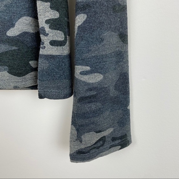 Sanctuary NWT Camo Pocket Long Sleeve V-Neck Top - Picture 5 of 8